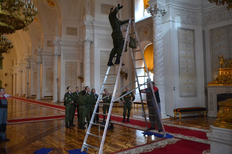 3. Кадет Семён Новиков ищет имя Сидамонова на памятных досках